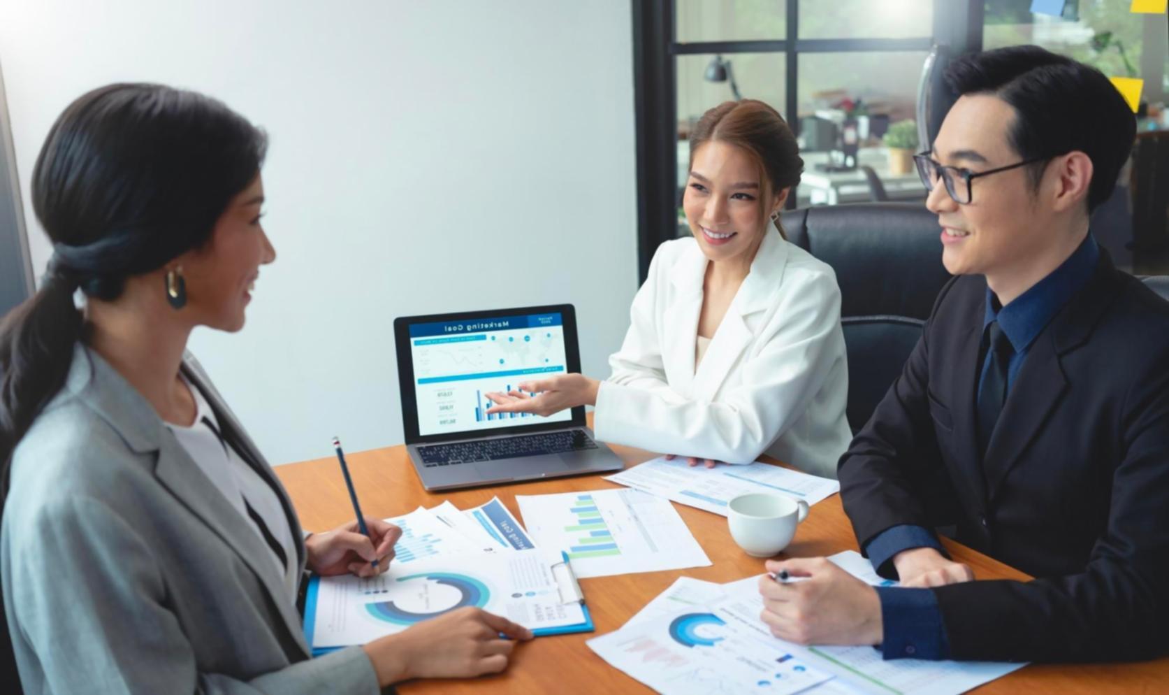 SEO seminar professional environment with focused participants